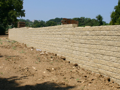 Muro di sostegno a blocchi rinforzato con geogriglie Sistema Tenax T-Block