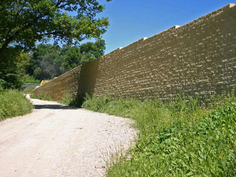 Muro di sostegno a blocchi per rilevato stradale Sistema Tenax T-Block