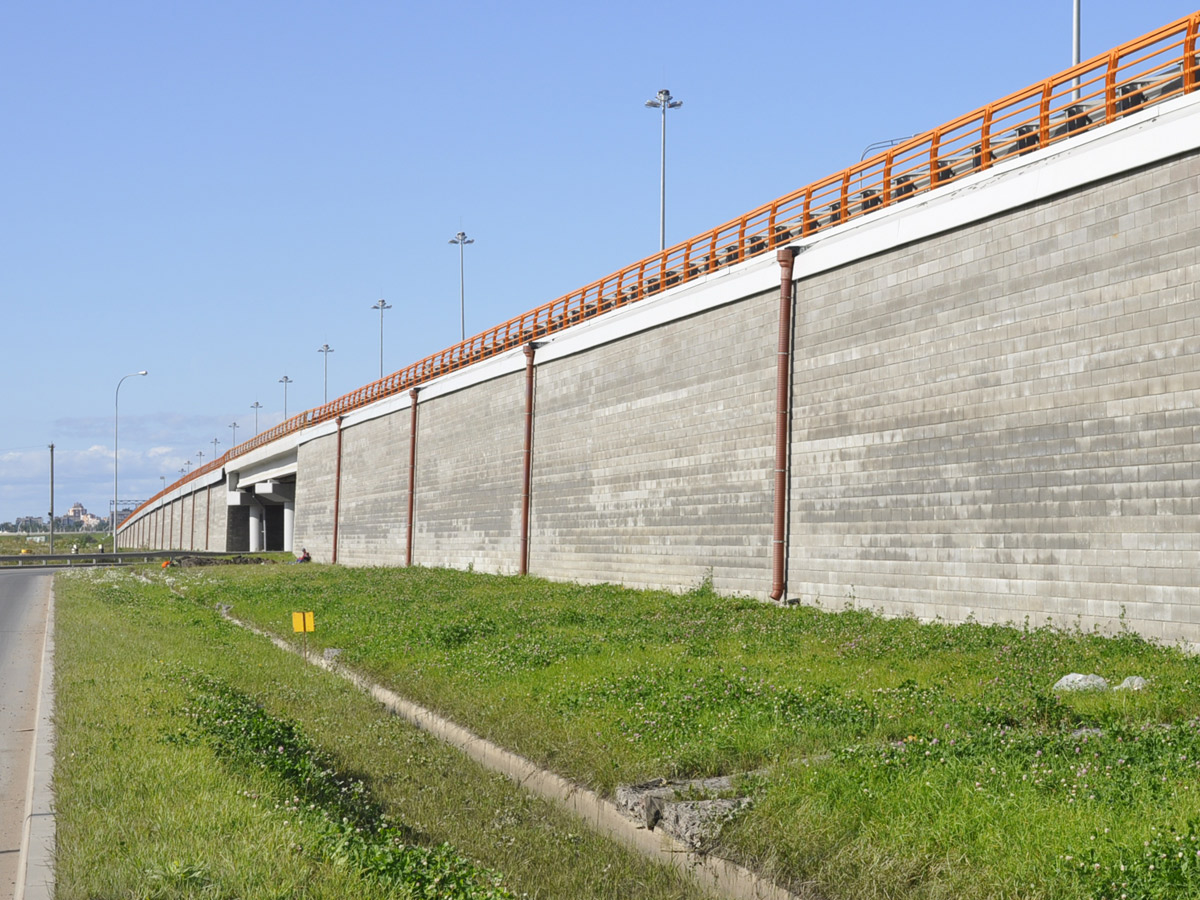 Muro a blocchi rinforzato con geogriglie Sistema Tenax T-Block