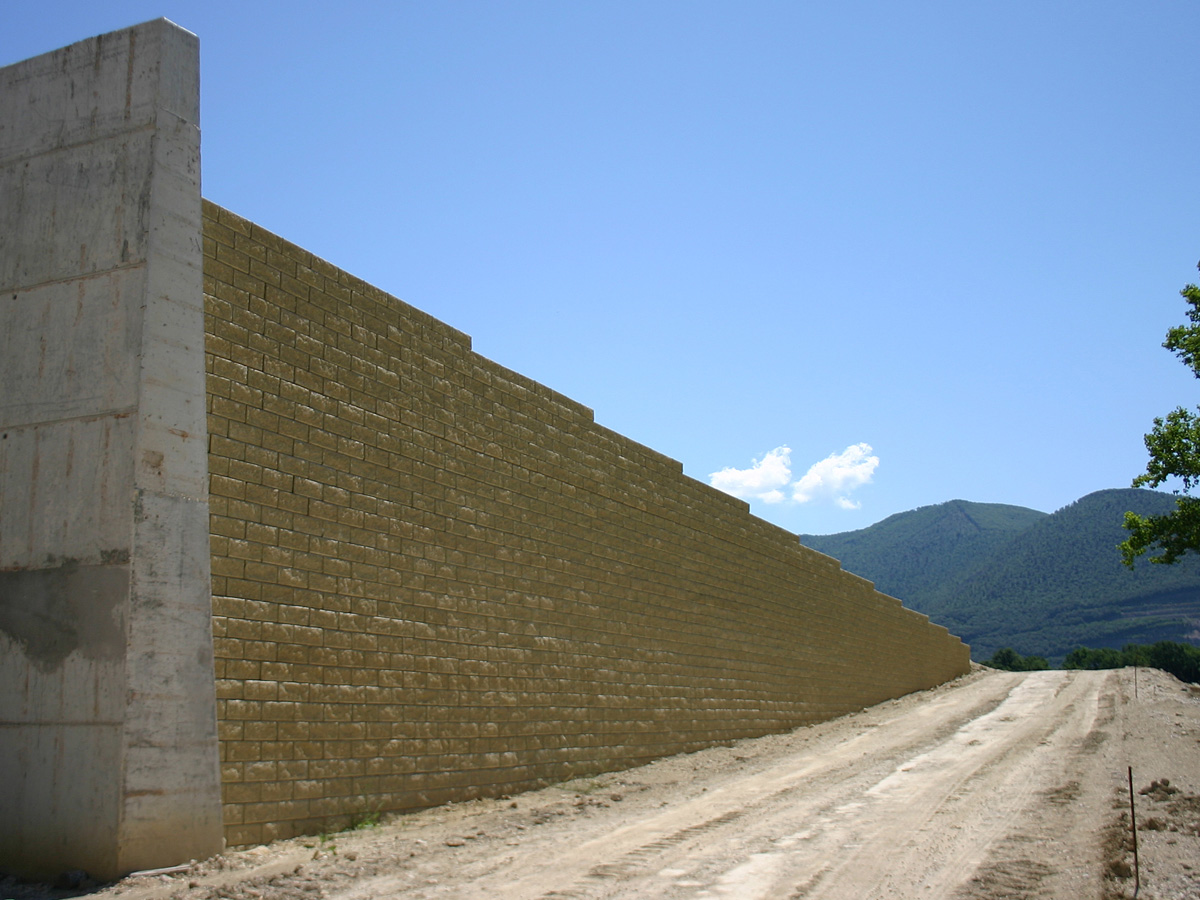Muro a blocchi rinforzato con geogriglie Sistema Tenax T-Block