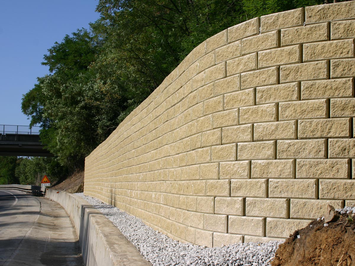 Muro a blocchi rinforzato con geogriglie Sistema Tenax T-Block