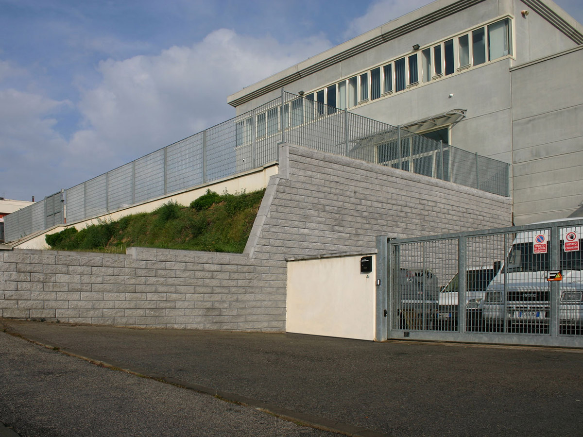 Muro a blocchi rinforzato con geogriglie Sistema Tenax T-Block