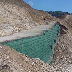 Rilevato stradale in terra rinforzata Sistema Tenax Rivel