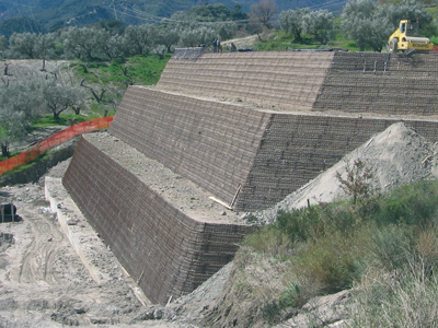 Terre rinforzate per muri di sostegno Sistema Tenax Rivel