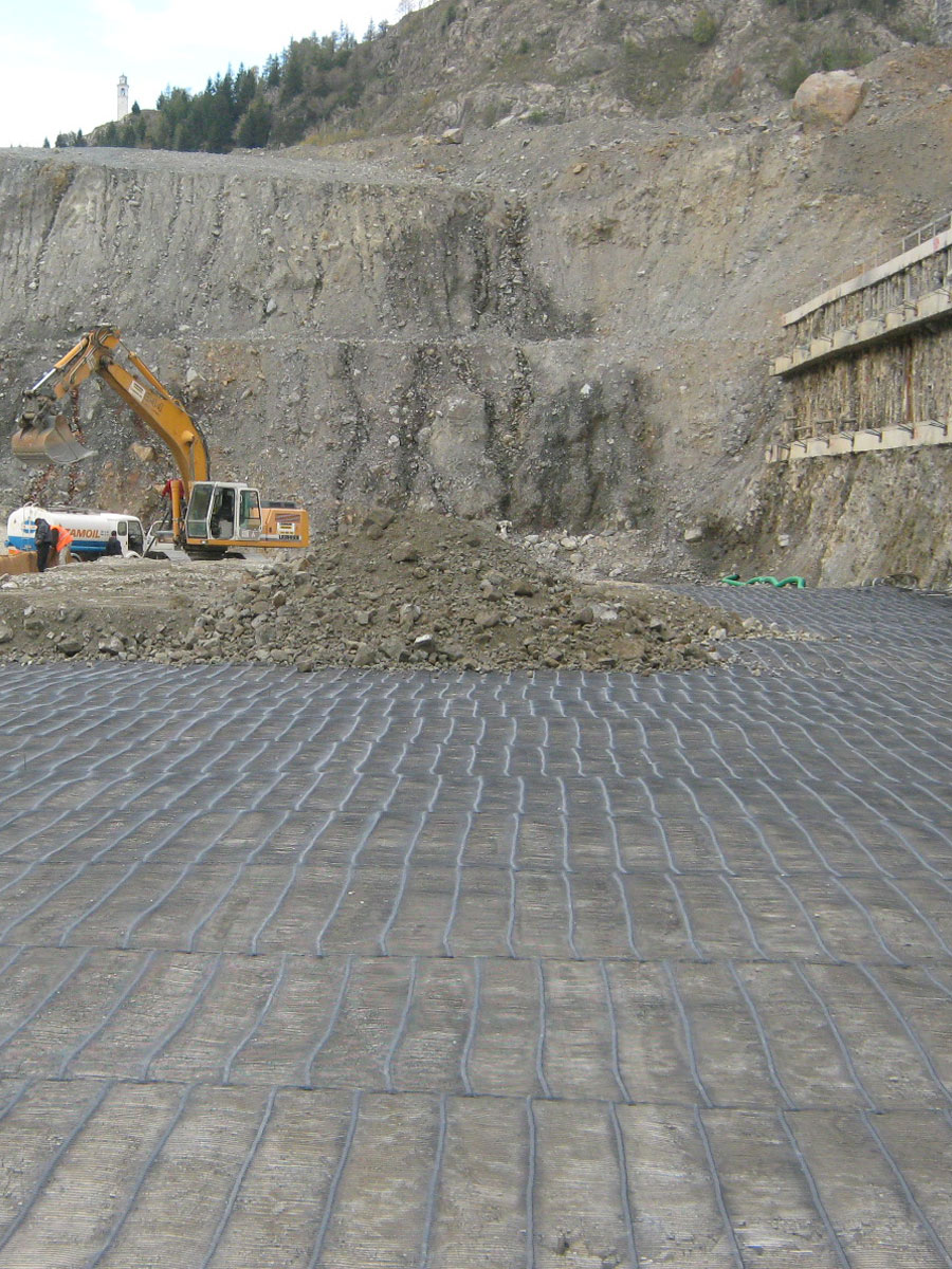 Mono-axial-extruded-HDPE-geogrids-Tenax-TT-for-reinforcement