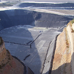 Sistema di drenaggio vasca discarica con geocomposito drenante Tenax Tendrain