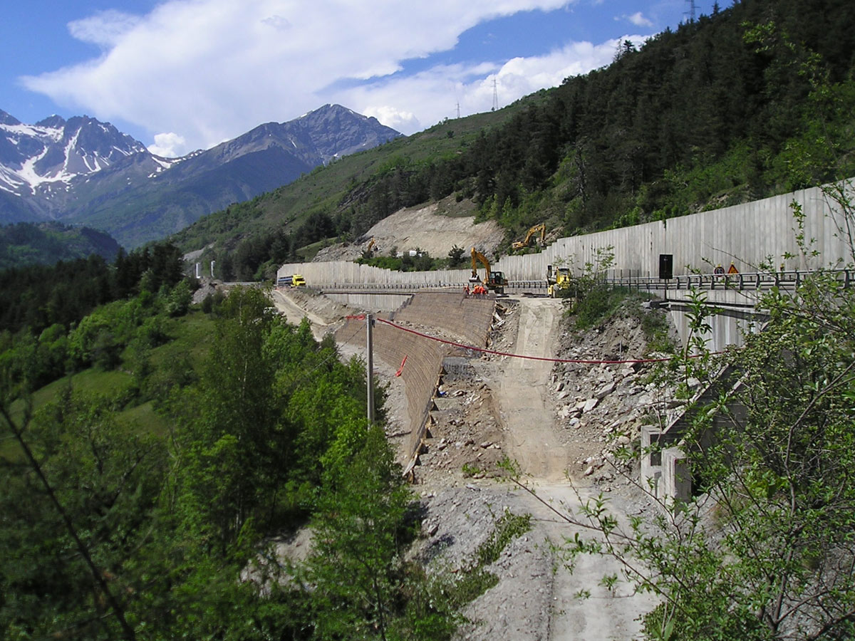 Muro di sostegno in terra rinforzata rinverdita Sistema Tenax Rivel