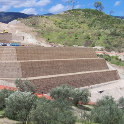 Muro di sostegno in terra rinforzata Sistema Tenax Rivel