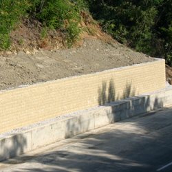 Muri a blocchi rinforzati con geogriglie Sistema Tenax T-Block