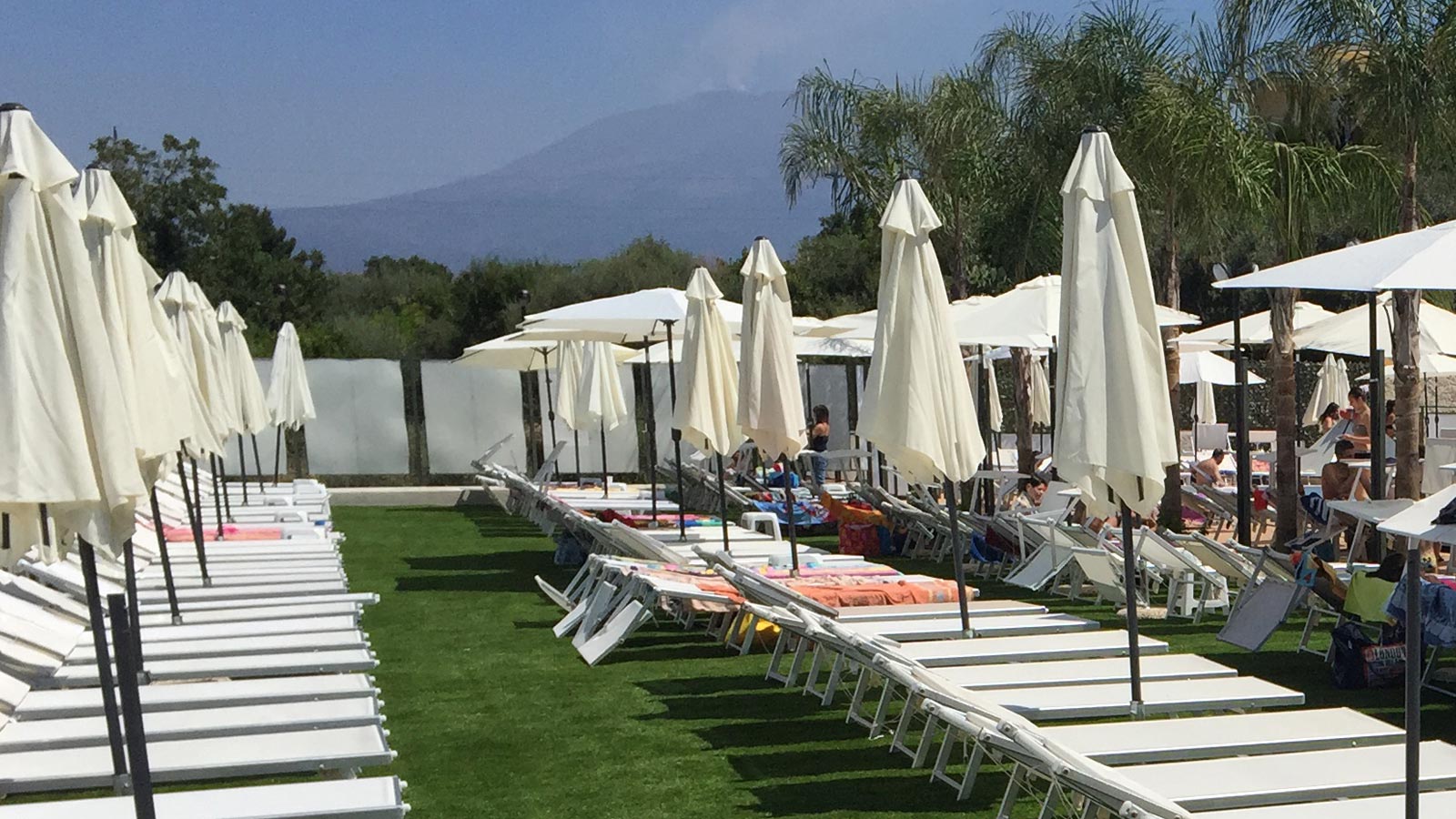 Prato sintetico IRISH MAT 40 - giardino d'albergo area piscina
